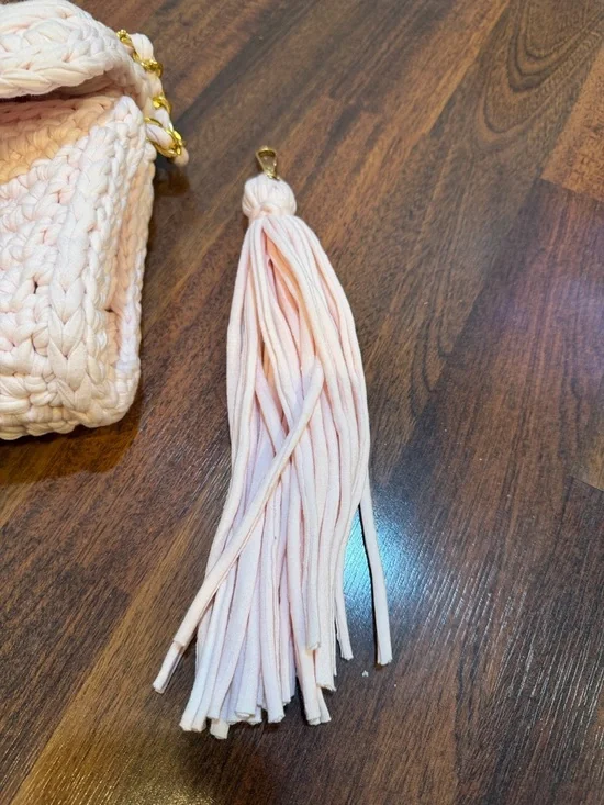 NEW… Handwoven Pink Crochet Shoulder Bag with Gold Chain - Picture 5 of 12